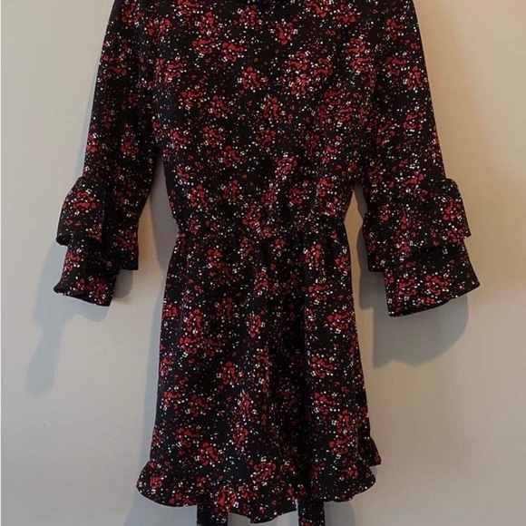 Dynamite Medium Black Red Floral Romper - Picture 5 of 8